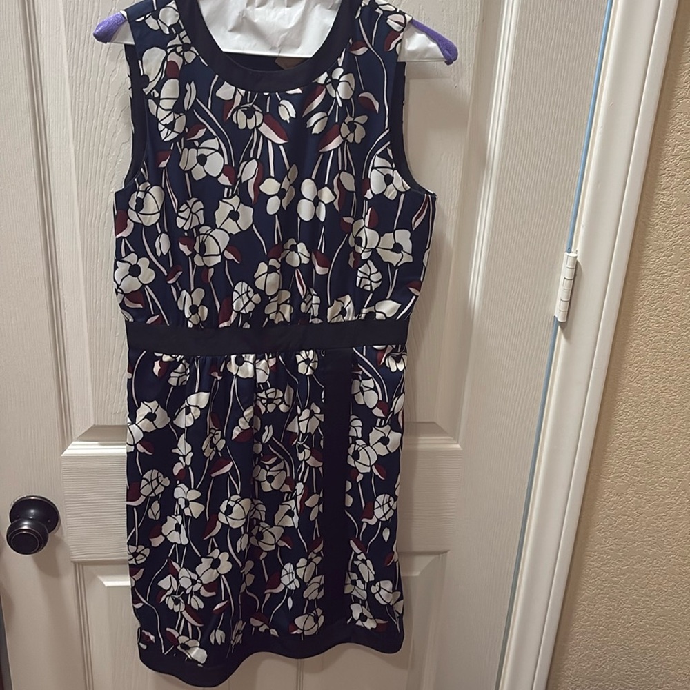 Ann Taylor factory size 2 navy blue sleeveless dress with a fall floral motif